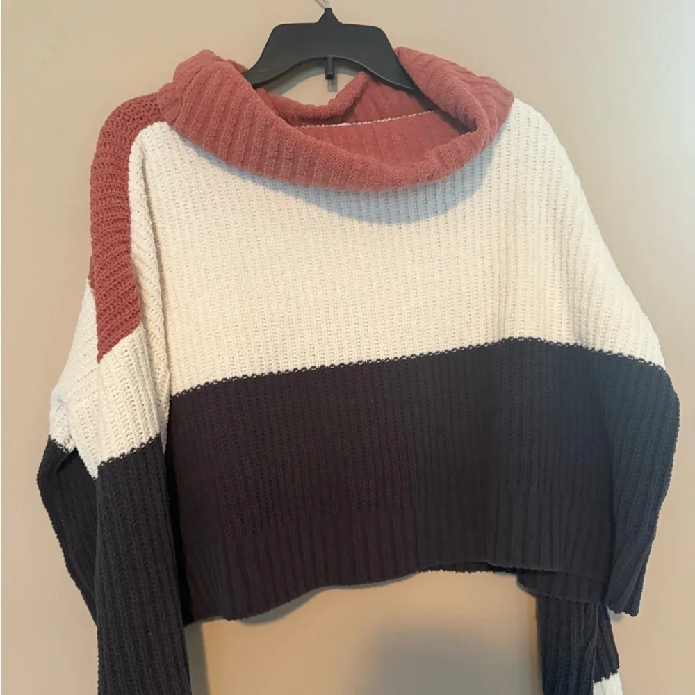 Elegant Tricolor Turtleneck Sweater - Picture 2 of 3